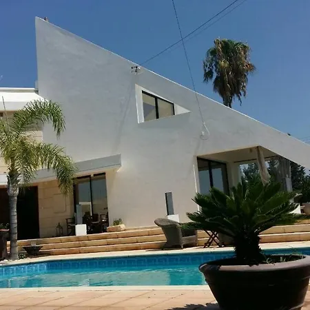 Vilă Modern With Garden And Pool *