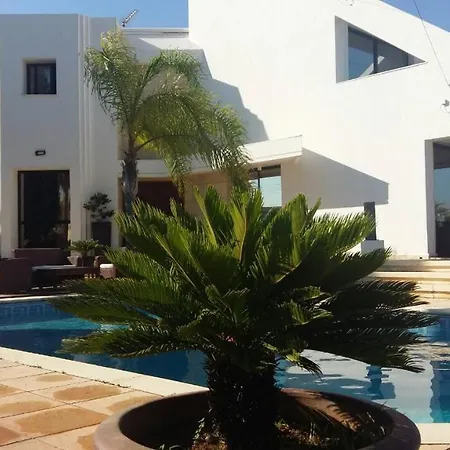 Modern With Garden And Pool Vilă *